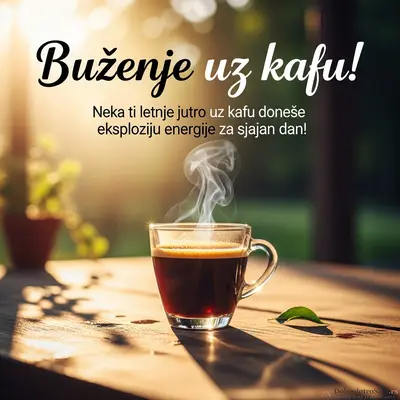 Šoljica svežeg espressa na stolu, spremna za energiju.